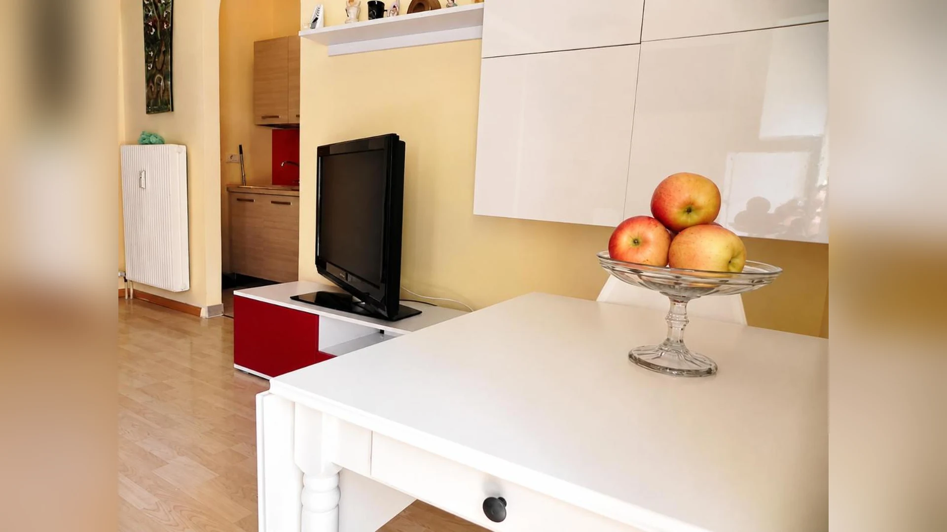 Tavolo da pranzo e TV nella zona giorno del monolocale