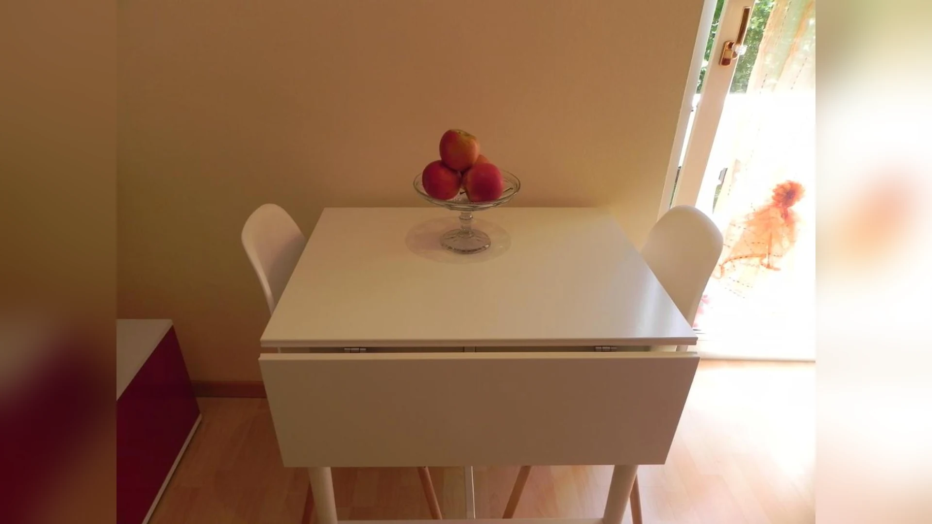 Il tavolo da pranzo vicino alla finestra