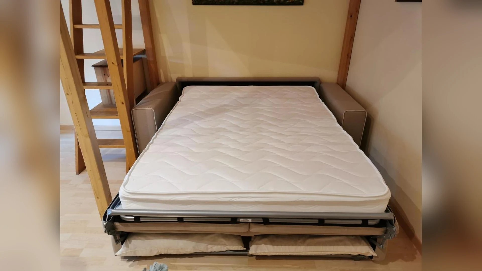 Il divano letto aperto visto dalla zona giorno