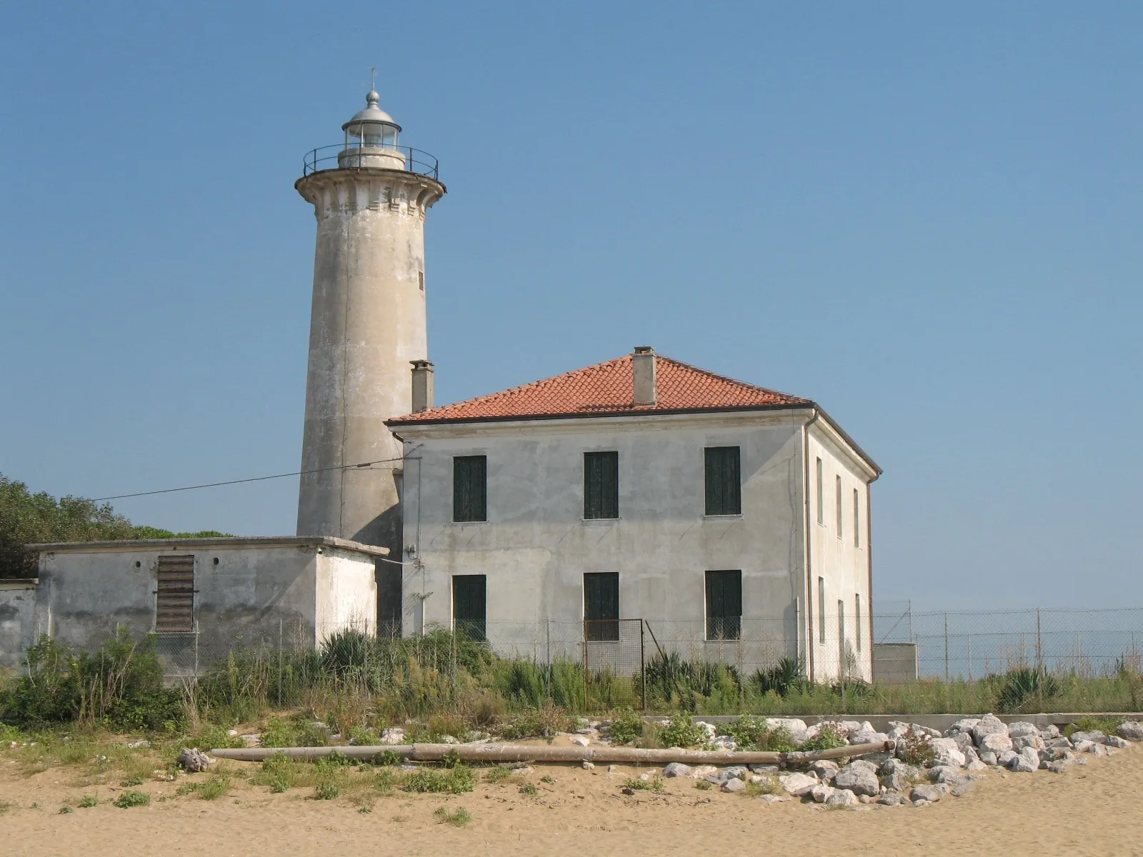 Il faro di Bibione con la casa del guardiano circondata dalla spiaggia