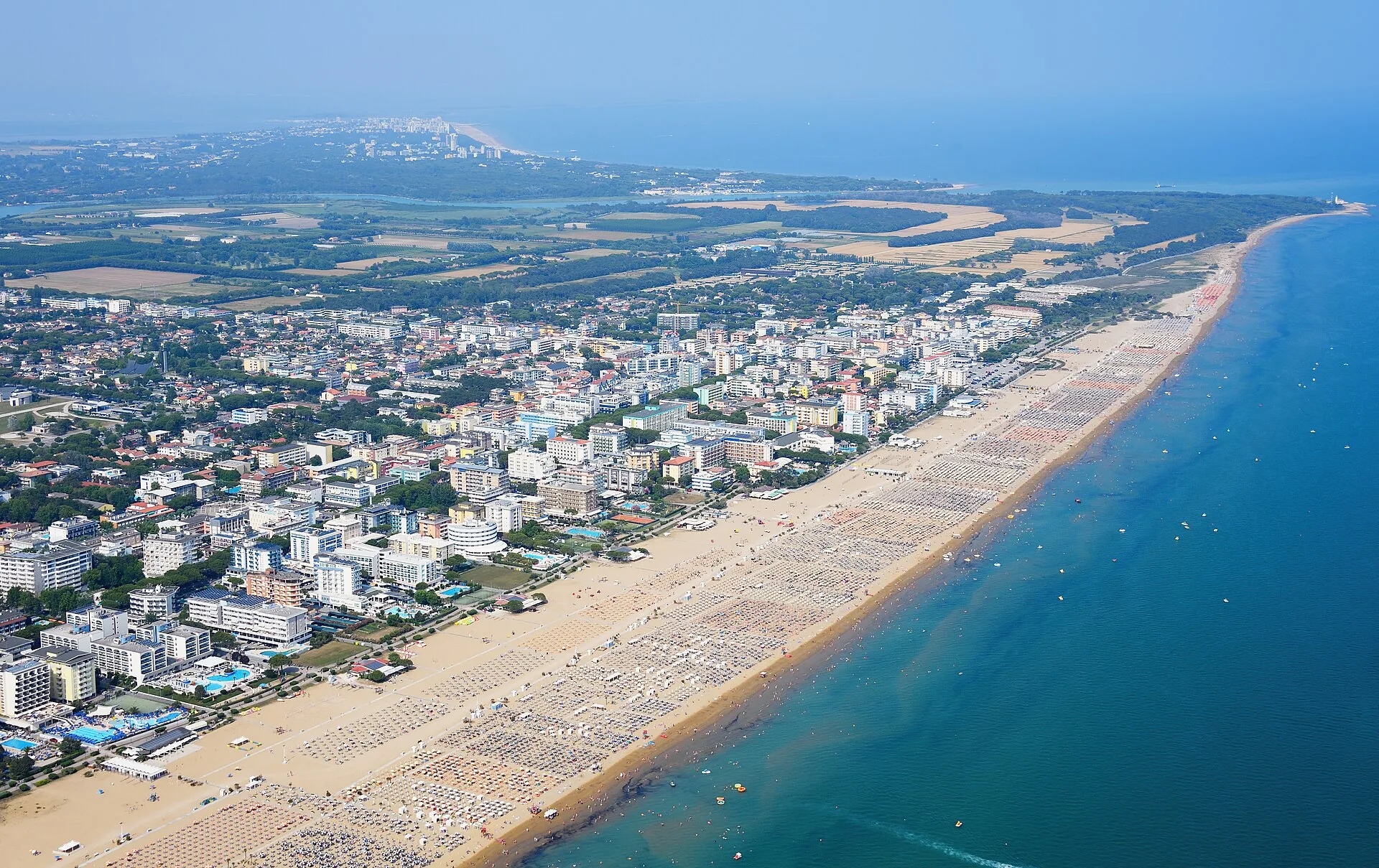 Veduta aerea del litorale di Bibione, con spiaggia, centro abitato e mare Adriatico