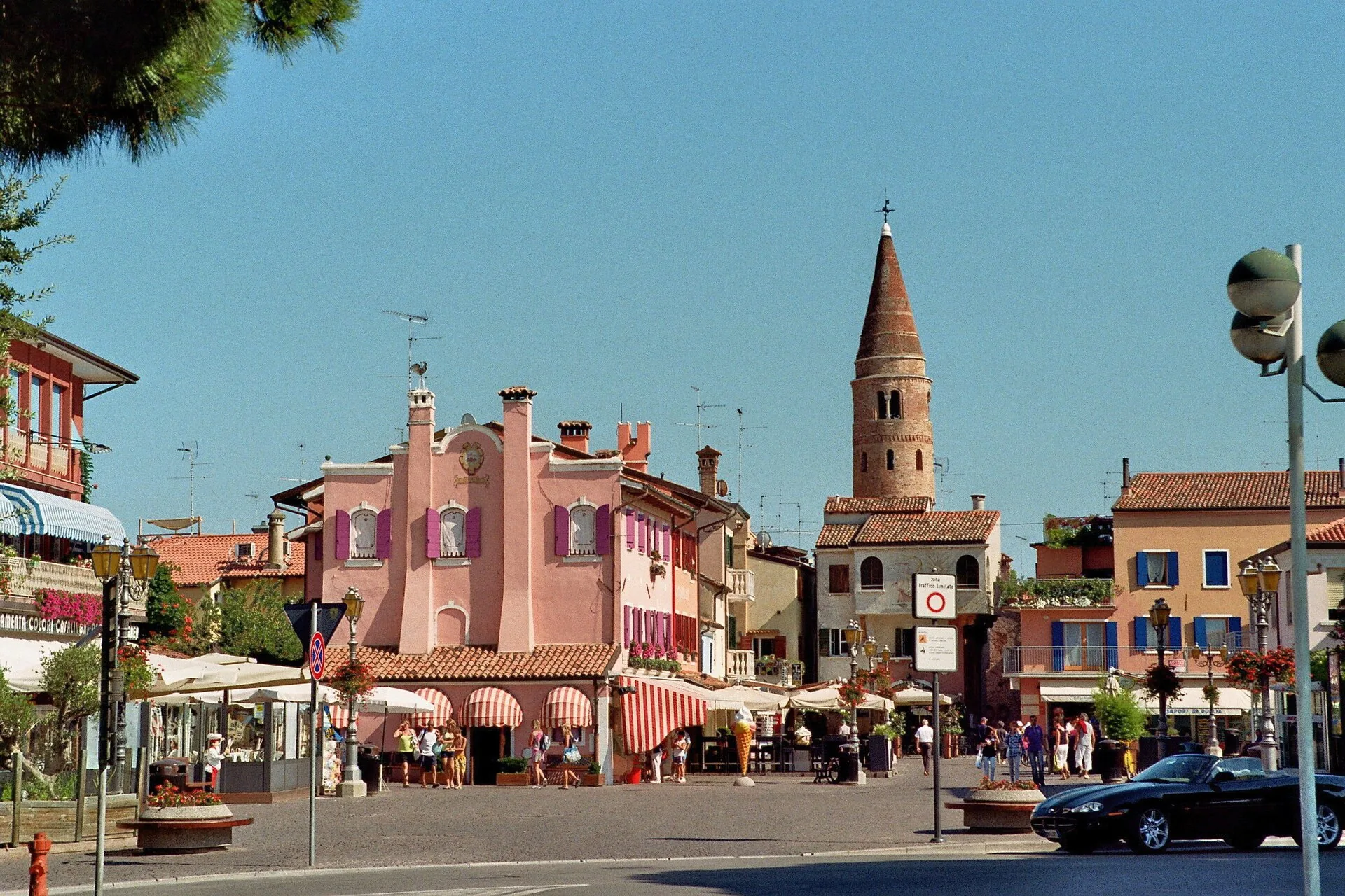 Il centro storico di Caorle con le case colorate e il campanile cilindrico del Duomo