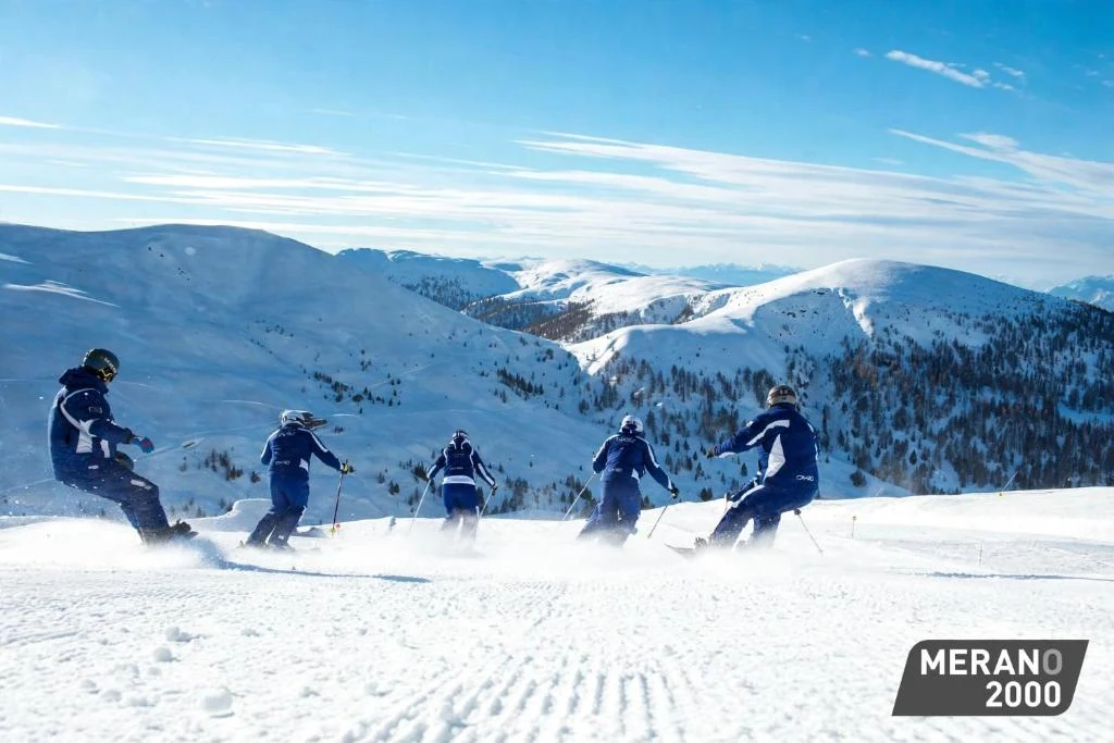 Sciatori sulle piste del comprensorio Merano 2000