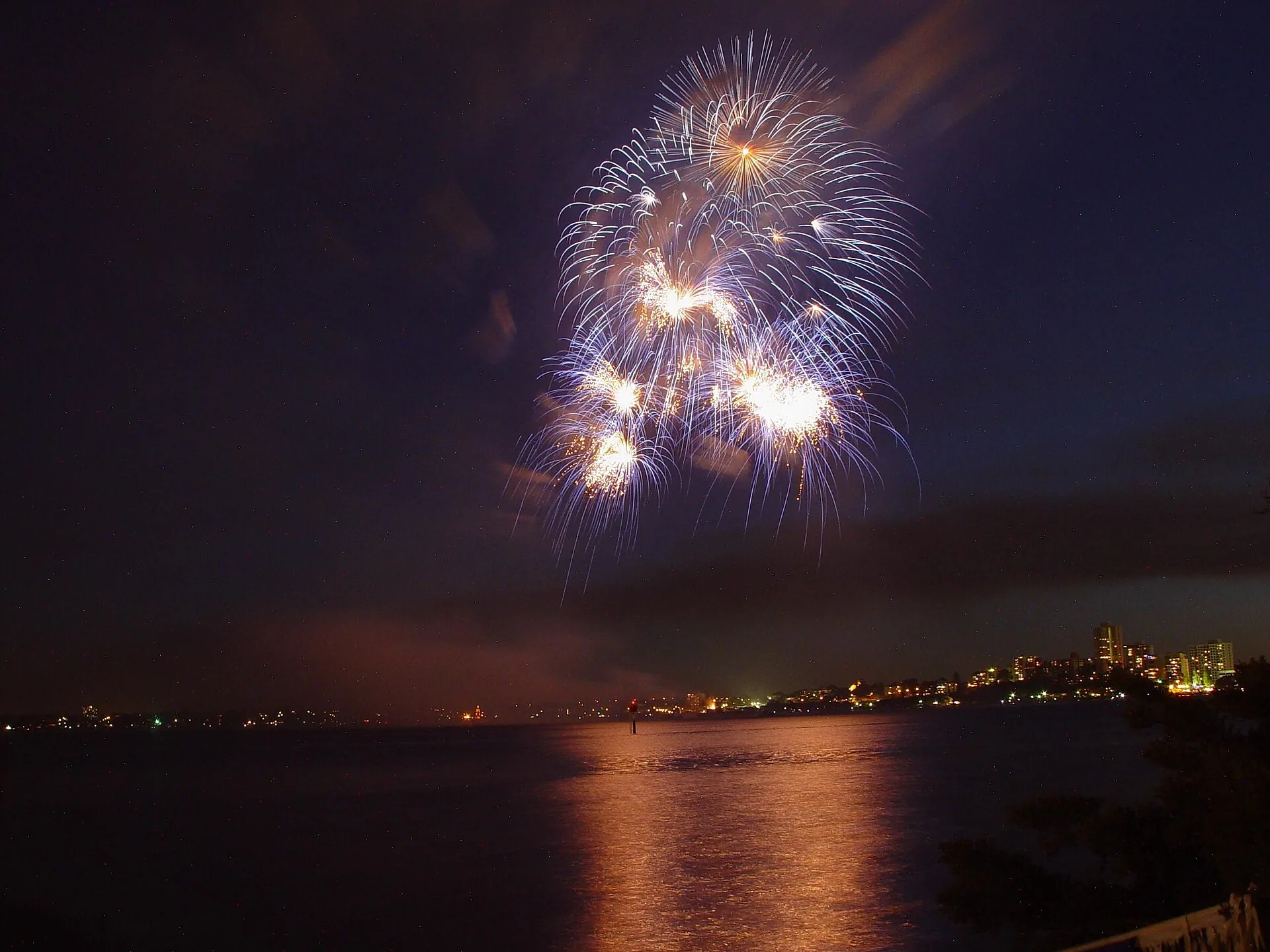 Fuochi d'artificio riflessi sul mare durante una notte di fine anno, come accade in molte località balneari dell'Adriatico