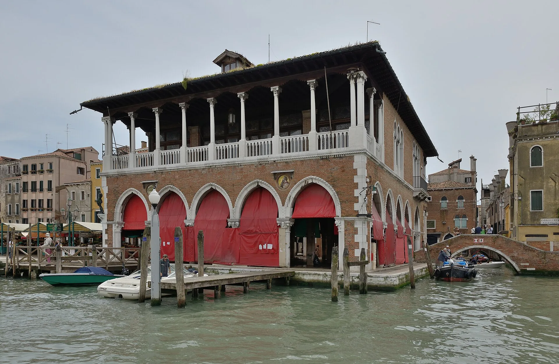 La pescheria di Rialto sul Canal Grande a Venezia, esempio storico di mercato del pesce lagunare