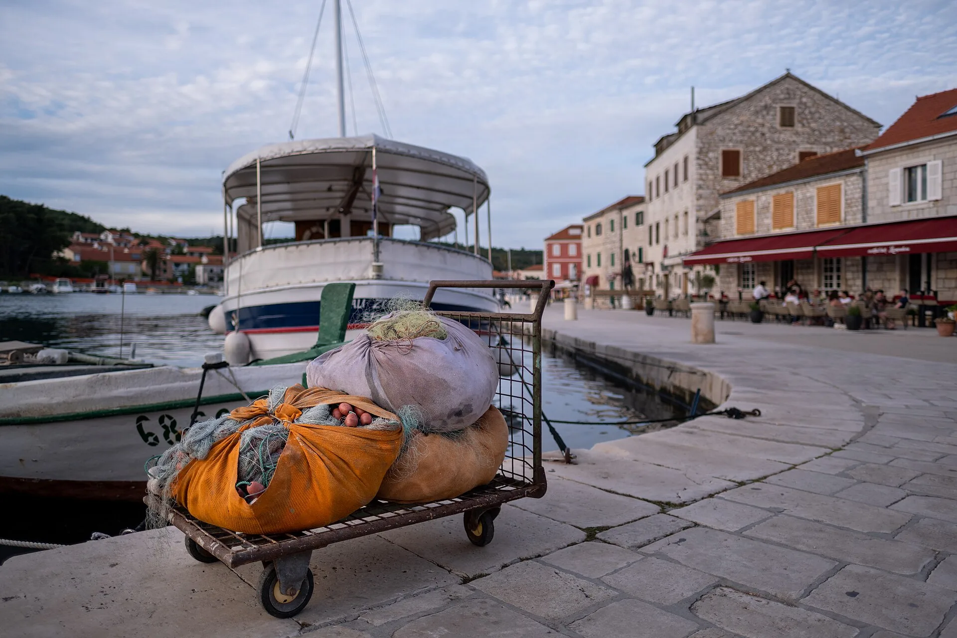 Porto peschereccio con reti e barche da pesca, immagine simbolo della tradizione marinara adriatica come quella di Caorle