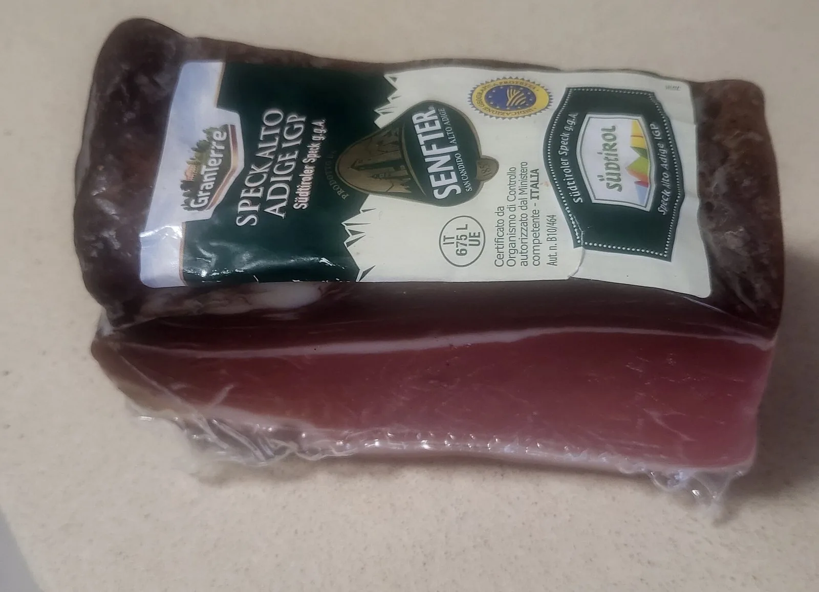 Tagliere di speck e salumi tipici altoatesini, protagonisti del Törggelen