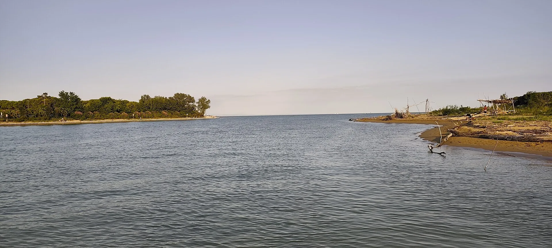 La foce del fiume Tagliamento dove incontra il mare Adriatico, con banchi di sabbia e vegetazione spontanea
