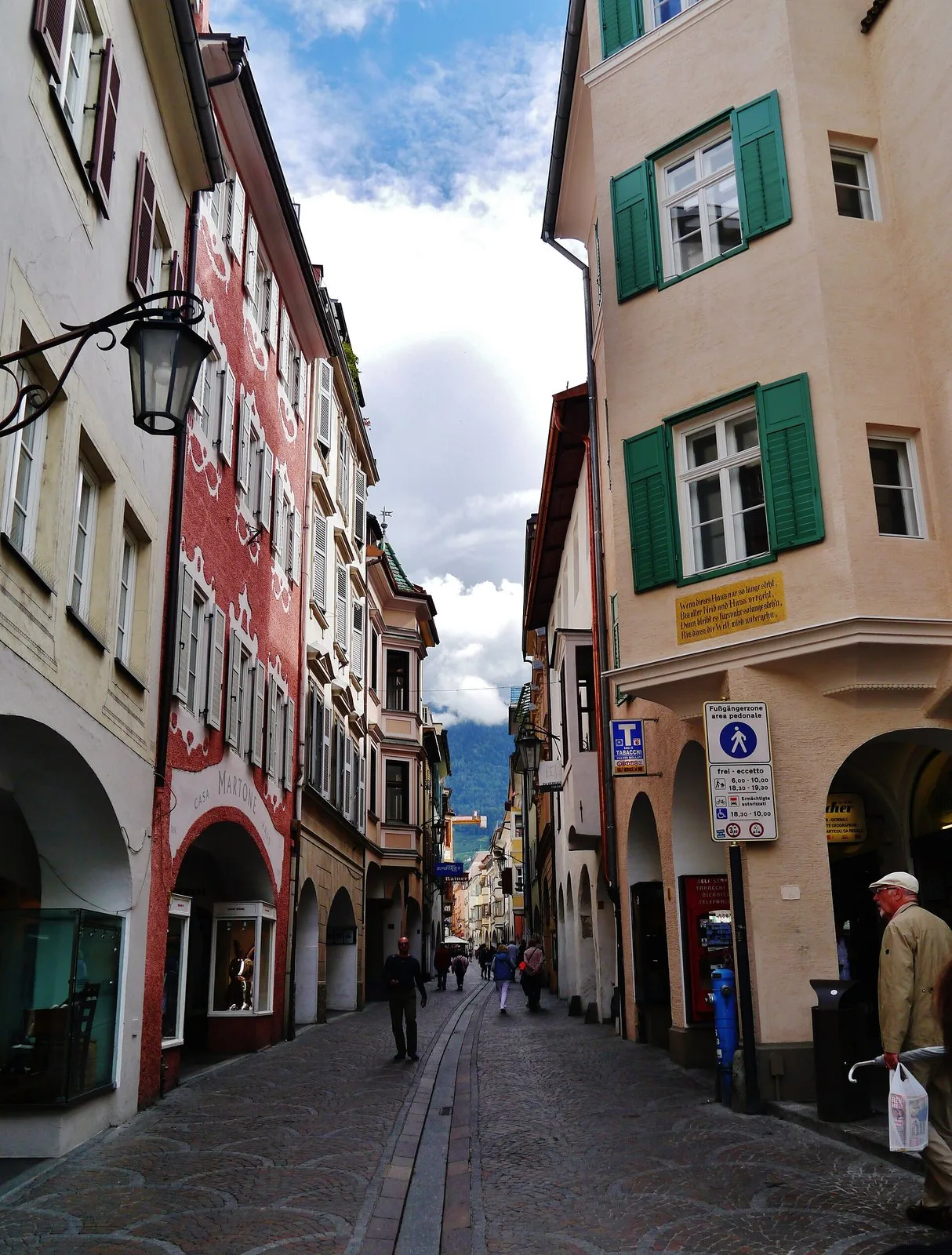 Via Portici, il centro storico porticato di Merano